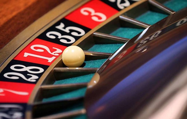 Die meisten Menschen im Casino spielen Roulette.  | Foto: Karl-Josef Hildenbrand