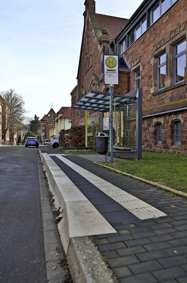 Im Neuwerkhof  ist die Bushaltestelle ... weitere Standorte angegangen werden.   | Foto: Christoph Breithaupt