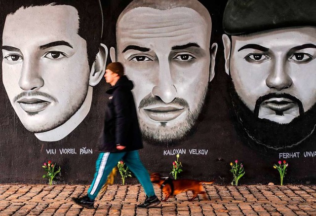 Ein Gemlde unter der Frankfurter Frie...von neun Opfer der Anschlge in Hanau.  | Foto: ARMANDO BABANI (AFP)
