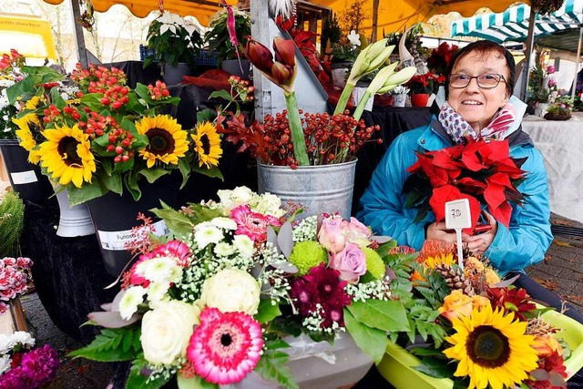 Petra Wissert aus Endingen bietet Blumen und Gestecke an.  | Foto: Thomas Kunz