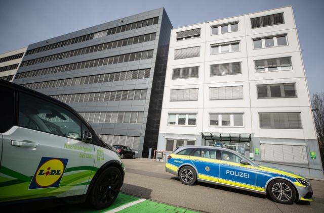 Ein Fahrzeug der Polizei fhrt an der Lidl Zentrale in Neckarsulm vorbei.  | Foto: Christoph Schmidt (dpa)