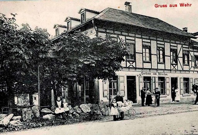 Das einstige Gasthaus Hirschen mit Gar...ternehmen aufgekauft und stillgelegt.   | Foto: Ernst Brugger