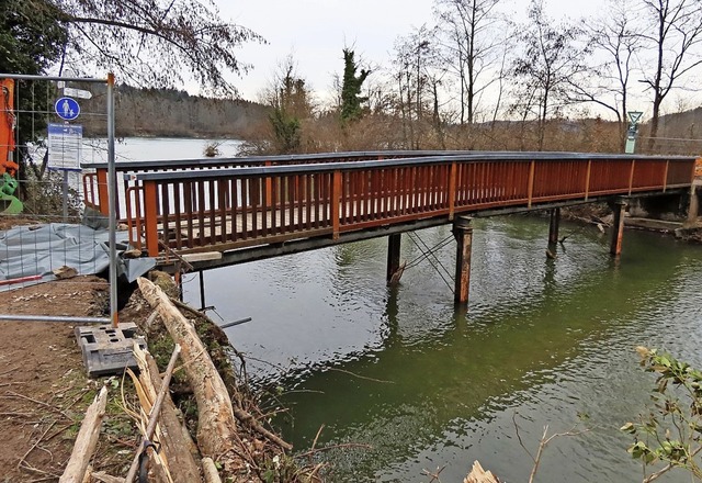 Die Brcke ist um einen halben Meter a...flagefundament wird derzeit betoniert.  | Foto: Gerd Leutenecker