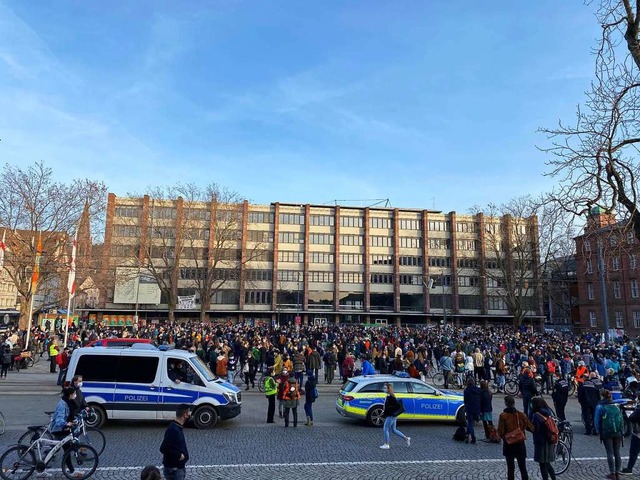 Rund 1500 Menschen haben sich am Freit...s in Hanau vor einem Jahr zu gedenken.  | Foto: Anika Maldacker