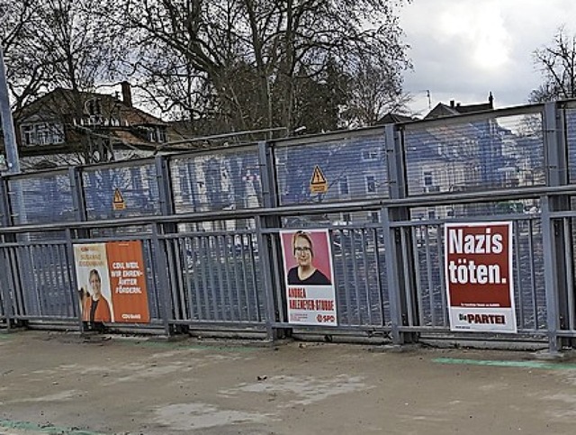 Es handelt sich ums rechte Plakat.  | Foto: Ralf Burgmaier