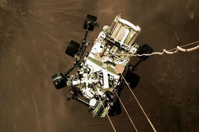 Der Mars-Rover &quot;Perseverance&quot...n Roboters hatten acht Jahre gedauert.  | Foto: - (dpa)