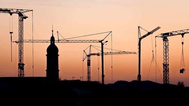 Das Foto zeigt die Silhouetten der Bau...rms in Oberhausen vor dem Abendhimmel.  | Foto: Emanuel Jauch