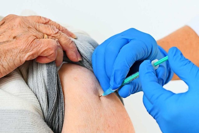 Gegen das Coronavirus knnen sich Mens... im Impfzentrum in Lahr impfen lassen.  | Foto: Uwe Zucchi (dpa)