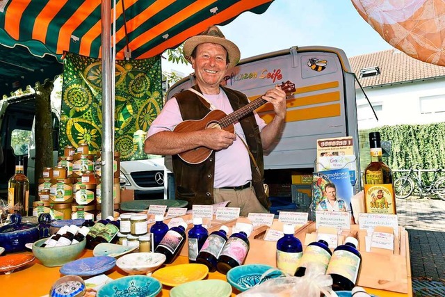 Peter Graef verkauft Honig und Seifen und bt manchmal Ukulele.  | Foto: Thomas Kunz