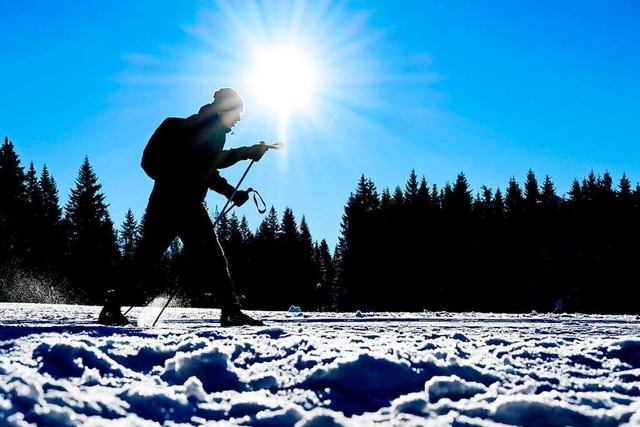 Glitzernder Schnee und strahlende Sonn... sieht das perfekte Langlaufglck aus.  | Foto: Swen Pfrtner