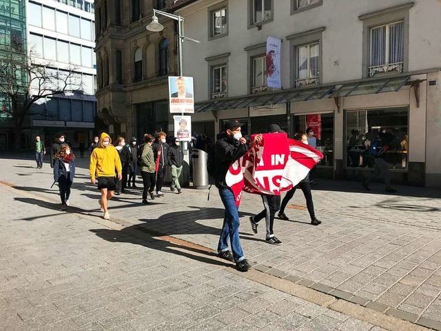 Aus Freiburg kommen Gegendemonstranten.  | Foto: Jonas Hirt