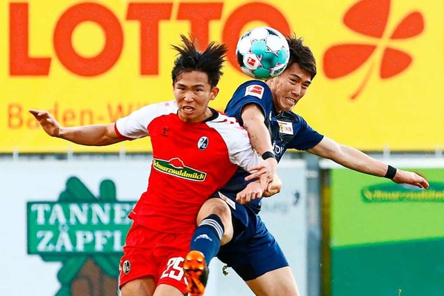 Spiel der Zweikmpfe: Hier duellieren ...g Jeong (links) und der Berliner Endo.  | Foto: RALPH ORLOWSKI (AFP)