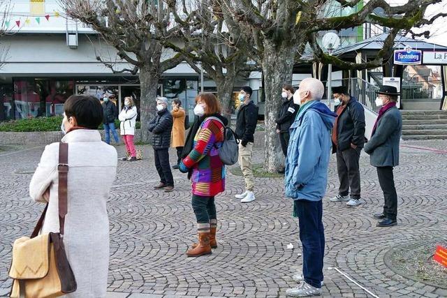 20 Menschen gedenken in Rheinfelden der Opfer von Hanau