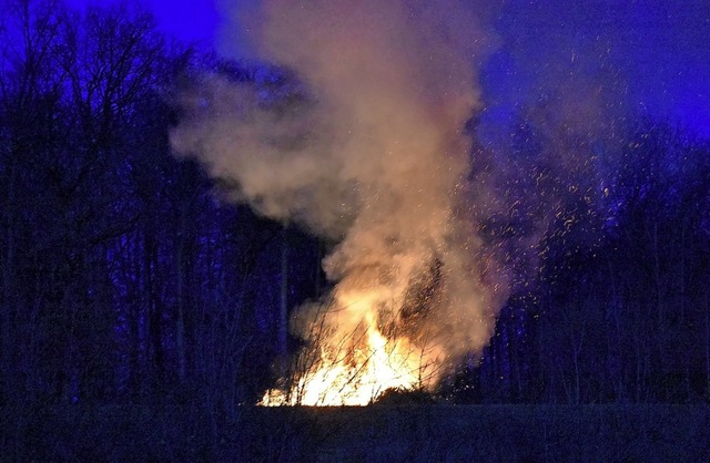 Blick auf das Wyhlener Fasnachtsfeuer ...servoir oberhalb der Himmelspforte aus  | Foto: Heinz und Monika Vollmar