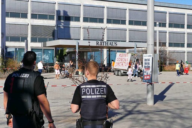 Unter den Augen der Polizei versammelt...en Corona-Manahme Ausdruck verliehen.  | Foto: Ulrich Senf