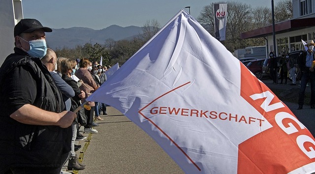 Mitarbeiter von K&amp;U haben am Sonntagmittag in Neuenburg protestiert.  | Foto: Volker Mnch