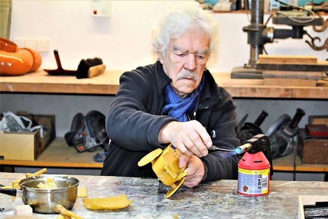 Rainer Stiefvater beim Vorbereiten eines Hohlraums fr Bronzeguss  | Foto: Eva Buchholz
