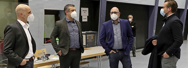 Die vier Kandidaten am Wahlabend im Ge... Jung und der gewhlte Tobias Uhrich.   | Foto: Christoph Breithaupt