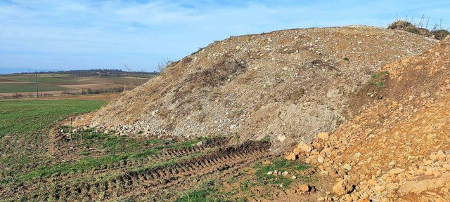 Ausgehobene Erde kann nicht einfach wieder zum Verfllen  verwendet wurden.  | Foto: Lamgelott