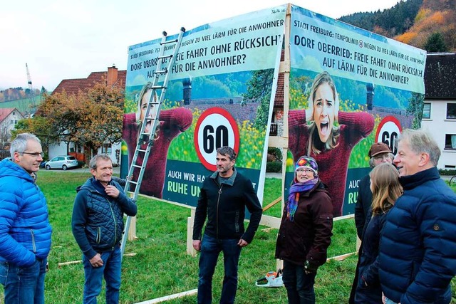 Nicht erlaubt: Daniel Schneider (recht...im Aufstellen des Protestschilds  2018  | Foto: Erich Krieger