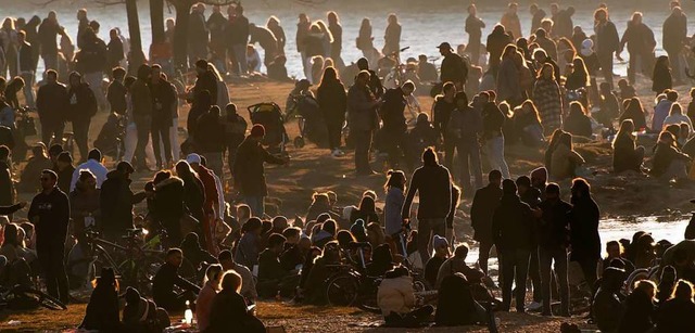 Hunderte Menschen genieen bei frhlin...uren das Wetter an den Ufern der Isar.  | Foto: Peter Kneffel (dpa)