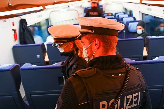 Bundespolizisten und Schweizer Zllner...inen mutmalichen Dealer (Symbolfoto).  | Foto: Arne Dedert (dpa)