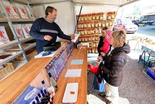 Auf dem Lehener Markt gibt's auch Schnaps, Likre und Blumengestecke