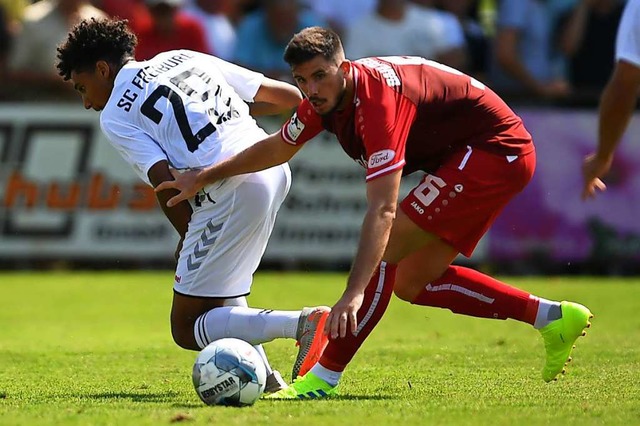 Fabian Nopper (hier rechts gegen den F...l Vollgas geben beim Regionalligisten.  | Foto: Patrick Seeger