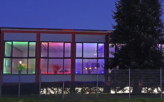 Mit den bunt beleuchteten Fenstern mc...iten am Standort Rheinfelden zusammen.  | Foto: Evonik