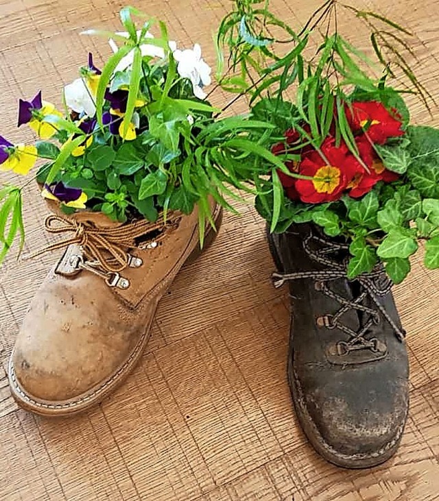 Blumen in die Schuhe: Eine von vielen ...nen der katholischen Kirche zu Ostern.  | Foto: Helga Bing