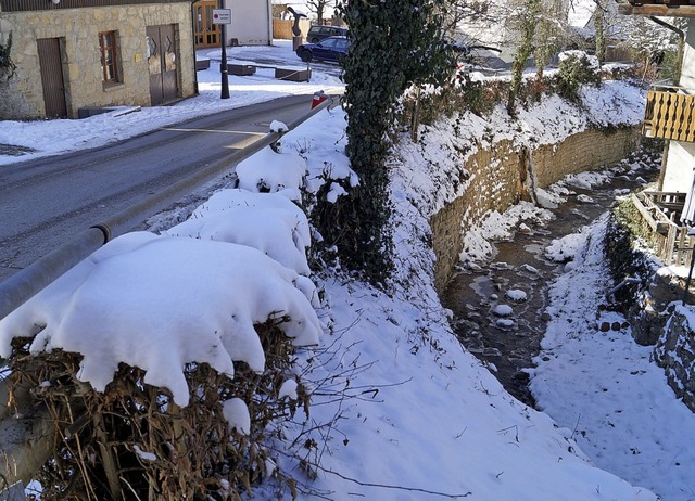 Bachsttzmauer bei der Lipburger Dorfscheune ist sanierungsbedrftig.  | Foto: Silke Hartenstein