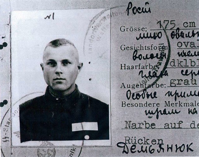 Dienstausweis von John Demjanjuk, der ...Sobibor als Aufseher eingesetzt wurde.  | Foto: Zst Ludwigsburg
