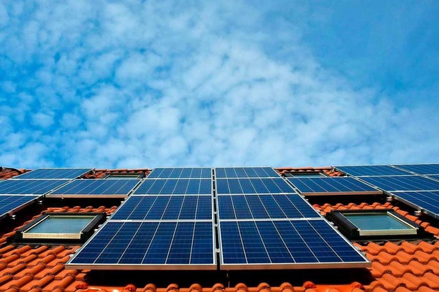 Eine Photovoltaikanlage auf dem Dach eines Hauses  | Foto: SBK (dpa)