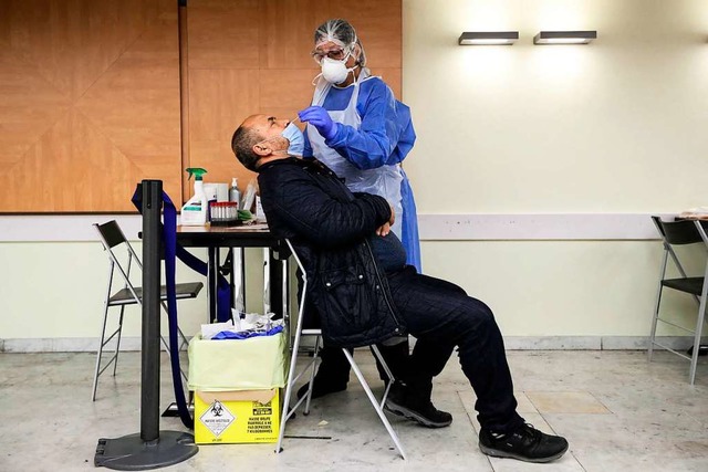 Corona-Test am Flughafen von Nizza.  | Foto: VALERY HACHE (AFP)