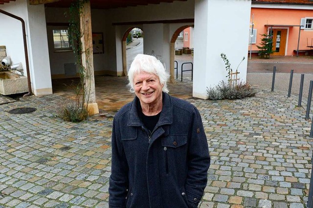 Rolf Seifert vor dem Milchhusle in Bollschweil  | Foto: Ingo Schneider