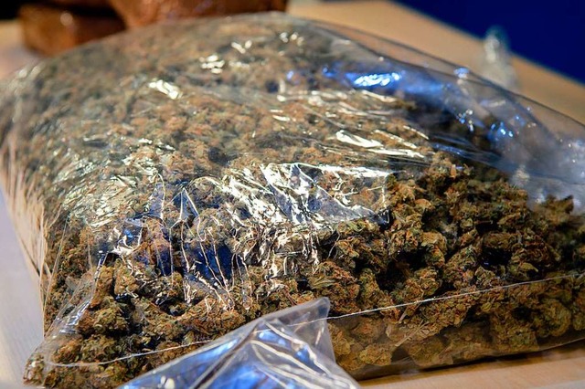 Unter anderem wurden zehn Kilogramm Marihuana beschlagnahmt.  | Foto: Matthias Balk