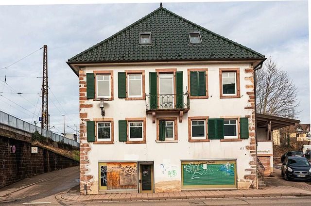 Das Gebude in der Nhe des Denzlinger Bahnhofs steht seit  Jahren leer.  | Foto: Hubert Gemmert