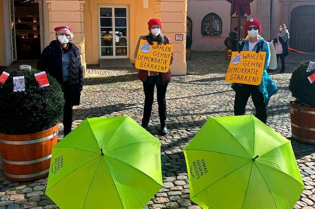 Die &#8222;Omas gegen Rechts&#8220; wo...strieren &#8211; bis zur Landtagswahl.  | Foto: Maria Schorn