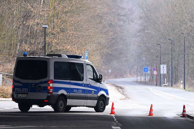 Ein Polizeiauto steht im Rahmen von Gr...n an der deutsch-tschechischen Grenze.  | Foto: Sebastian Kahnert (dpa)