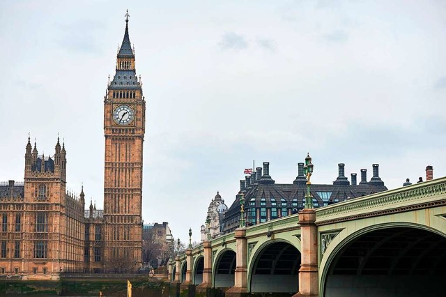 Londons Brcken sind sanierungsbedrft... Westminster Bridge vor dem Parlament.  | Foto: NIKLAS HALLE'N