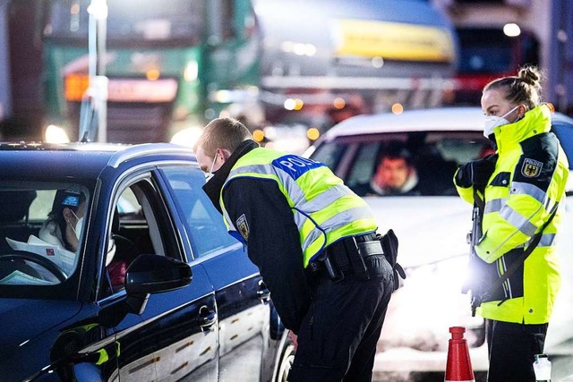 Bundespolizisten kontrollieren die Dok...eiz gelten verschrfte Einreiseregeln.  | Foto: Matthias Balk (dpa)