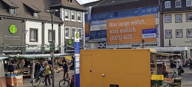 Ein neues Banner vertrstet die Emmend... auf den Start des Projekts Lwentor.   | Foto: Gerhard Walser