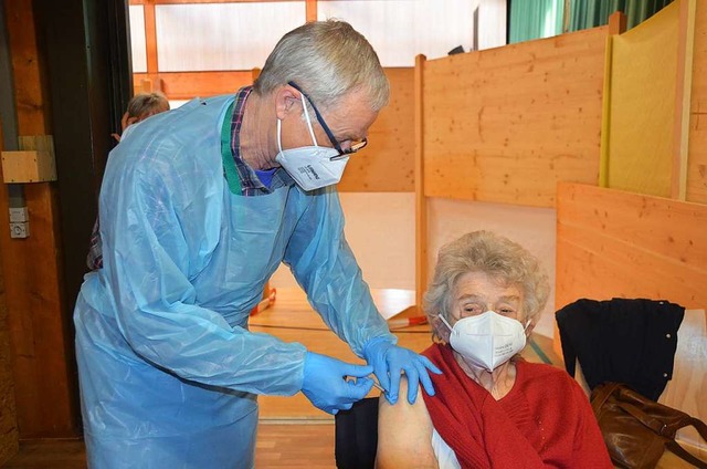 Impfarzt Jrgen Thoos impft eine Bernauerin im Kur- und Sporthaus in Husern.  | Foto: Christiane Sahli