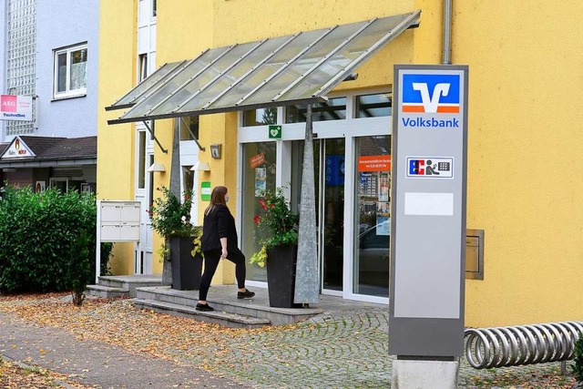 In Opfingen gibt es noch eine Volksbank mit Menschen hinter dem Schalter.  | Foto: Ingo Schneider