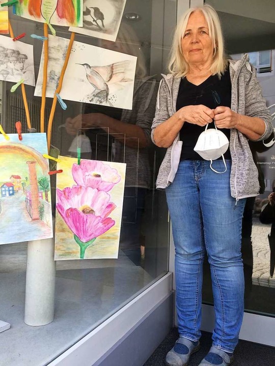 Hausbesitzerin Ingrid Groschupp schmüc...Schaufenster mit Bildern der Hoffnung.  | Foto: Annemarie Rösch