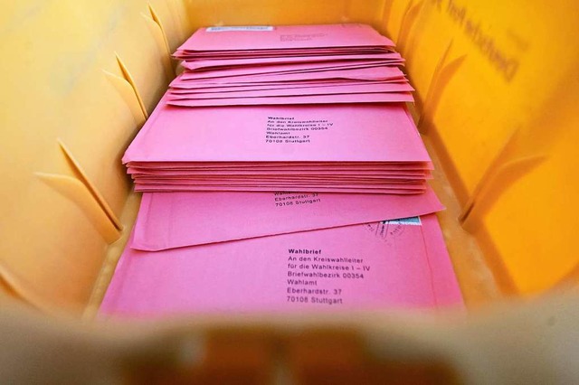 Wahlbriefe liegen in einer Auenstelle des Statistischen Amtes in einer Kiste.  | Foto: Marijan Murat (dpa)