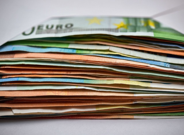 Banknoten liegen auf einem Tisch.  | Foto: Patrick Pleul