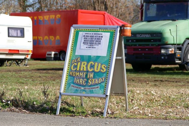 Die Wagen des Zirkus&#8217; Weisheit d...hr Quartier noch einige Zeit behalten.  | Foto: Sattelberger