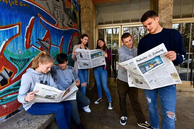 Schler lesen Zeitung.   | Foto: Thomas Kunz