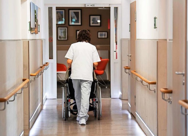 Caritas und Diakonie beschftigen etwa 300000 Mitarbeiter in der Altenpflege.  | Foto: Federico Gambarini